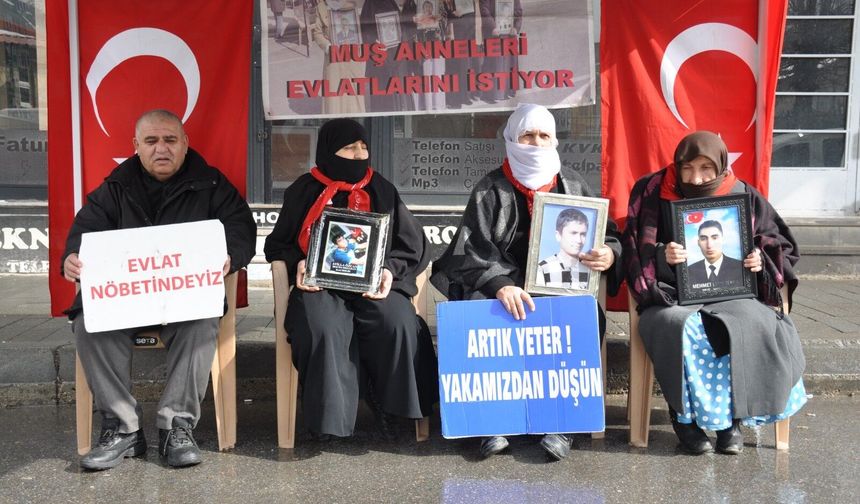 DEM Parti İl Başkanlığı Önünde Ailelerin Oturma Eylemi