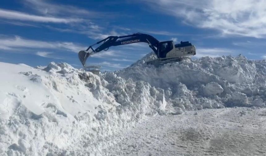 Şırnak’ta 5 Metrelik Karla Zorlu Mücadele