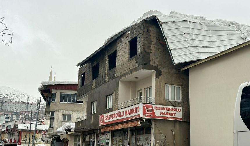 Yoğun Kar Nedeniyle Çatılar Çöktü, Maddi Hasar Oluştu