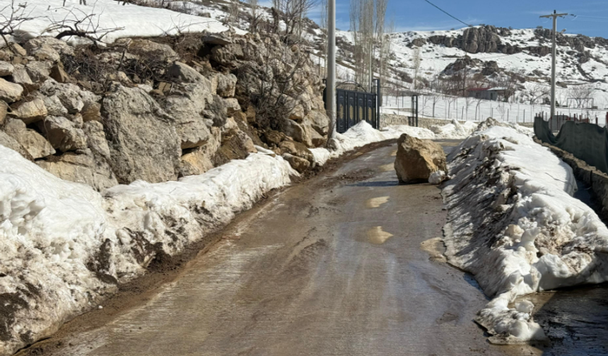 Şırnak’ta Dev Kaya Yola Düştü, Bahçeye Gidenler Mahsur