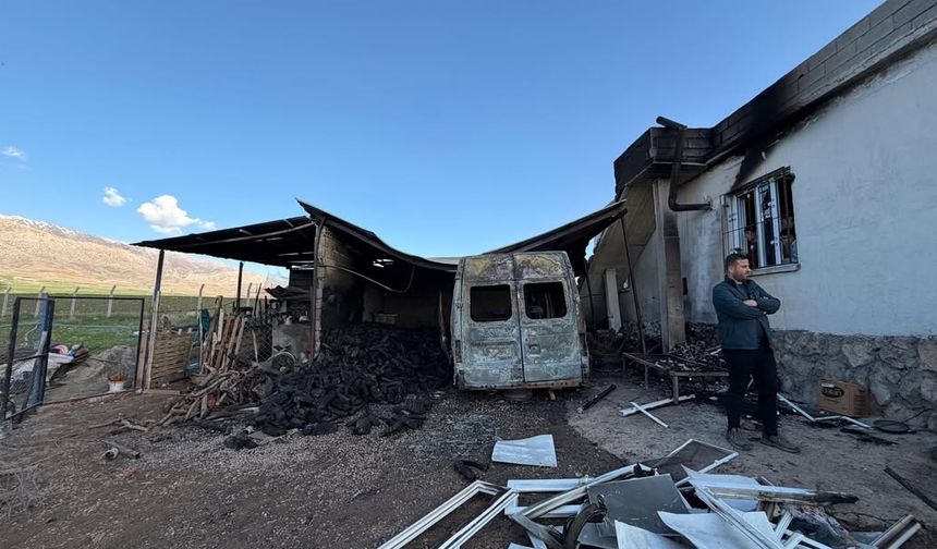 Evi ve aracı yanan aileye Kaymakam Partal’dan moral ziyareti