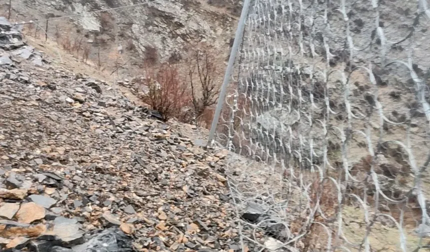 Uludere'de Kaya Düştü, Sensör Gördü, Felaket Önlendi!