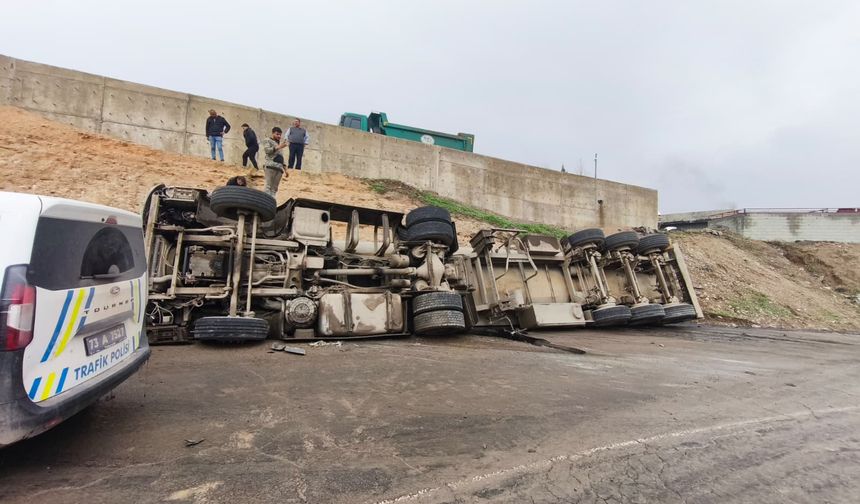 Cizre’de Asfalt Yüklü Tır Devrildi, 1 Yaralı