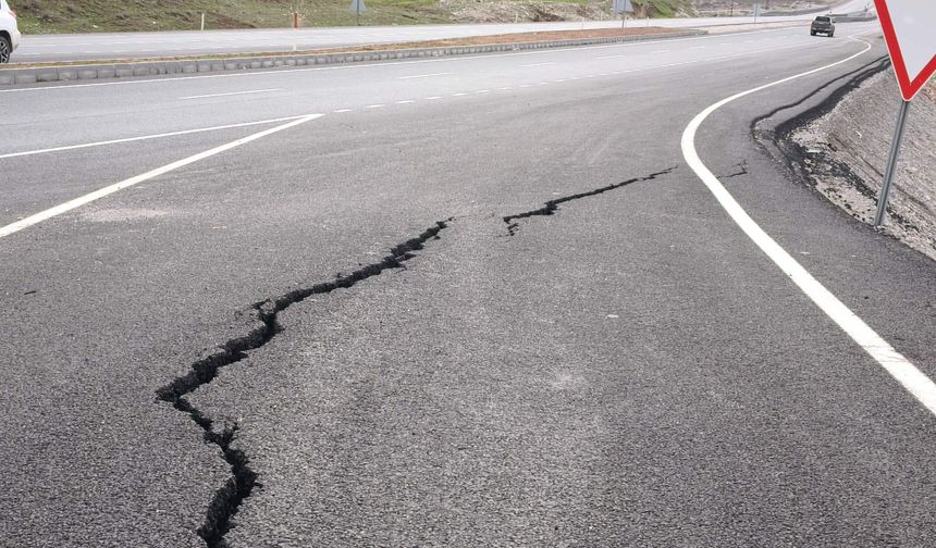 Silopi Cizre yolu bitmeden çökmeler başladı