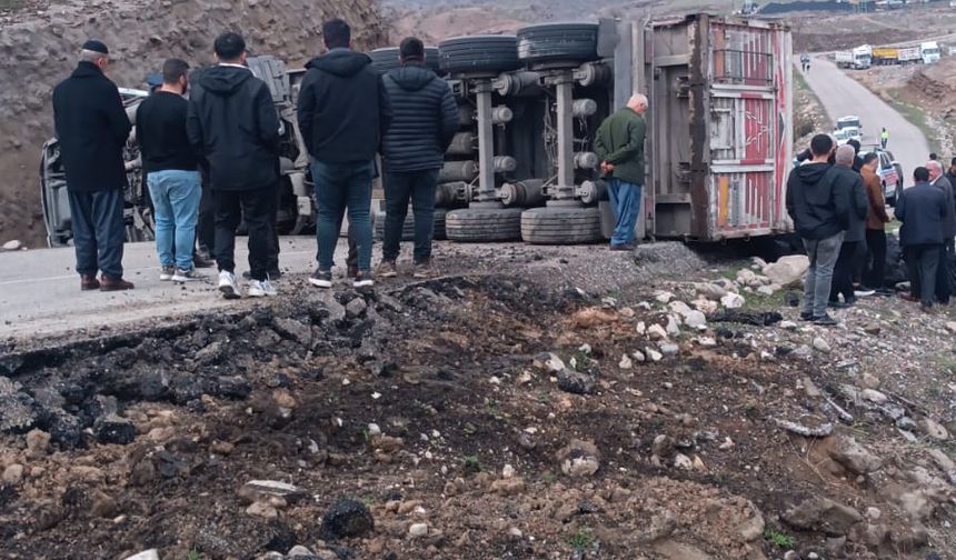 Silopi Yolunda Tır Devrildi, Yol Trafiğe Kapandı!