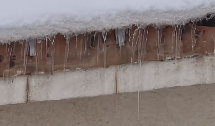 Şırnak’ta Kar Yağışı ve Buz Sarkıtları, Cemre Havada Kaldı