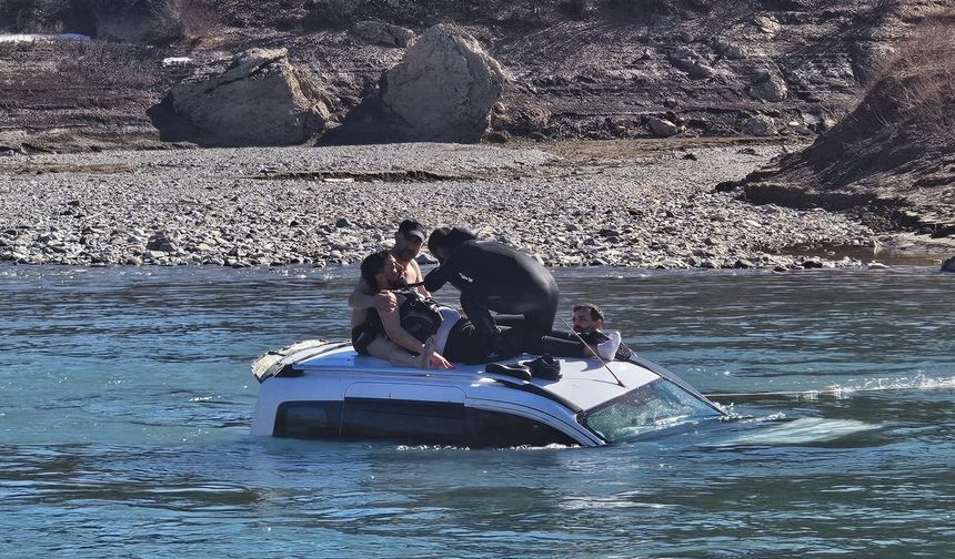 Araç baraj gölüne uçtu,1 yaralı