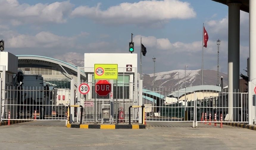 Sınır Kapısı'nda sessiz bekleyiş sürüyor