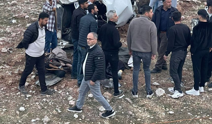 Otomobil hurdaya döndü 3 kişi ağır yaralandı