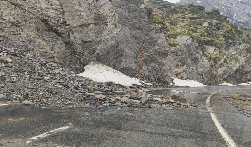 Şırnak yolundaki heyelan nedeniyle trafik akışı durdu