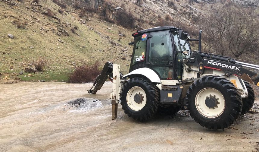 Beytüşşebap'ta  sel suları yolları kapattı