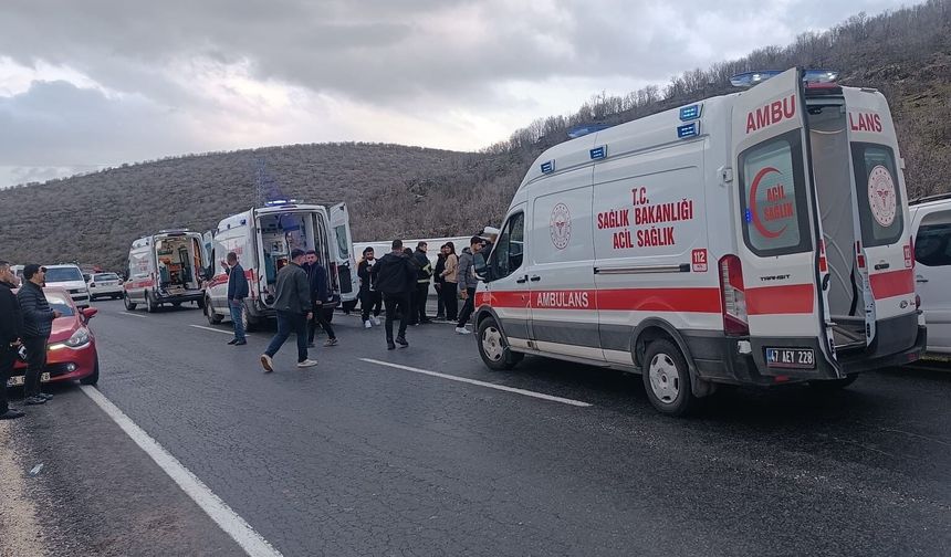 Mardin yolunda yolcu otobüsü devrildi: 24 yaralı