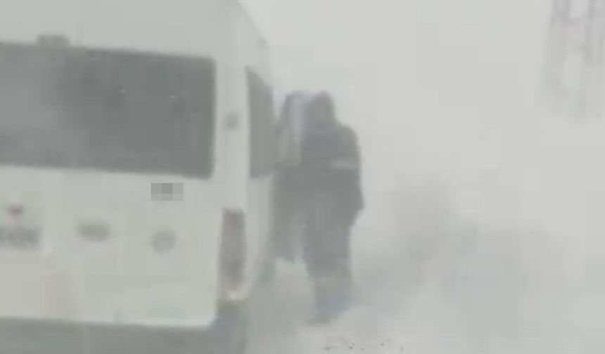 Hakkari yolunda tipi vatandaşlar yolda mahsur kaldı