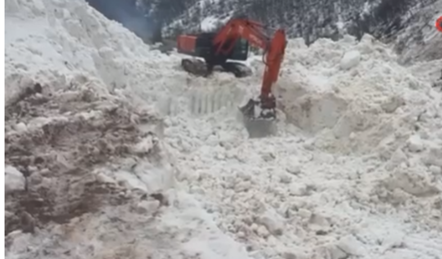 Çığ Şırnak’ta Yolu Kestirdi, Ekipler Harekete Geçti