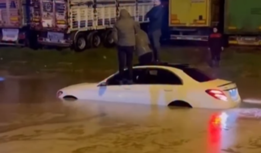 Cizre’de sağanak sonrası birçok araç yolda mahsur kaldı