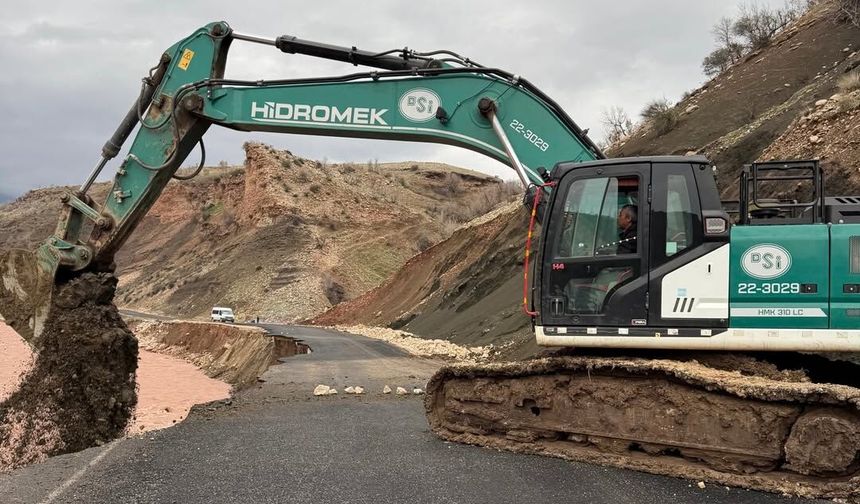 Şırnak'ta Dere Taştı, Yol Çöktü, Onarım Çalışmaları Sürüyor
