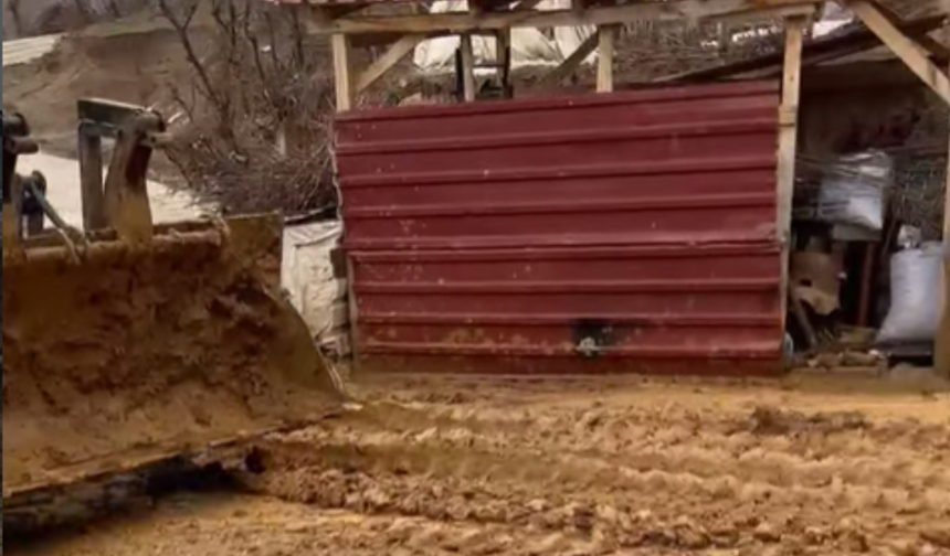 Uludere’de Toprak Kayması; Ev Çamur Altında Kaldı