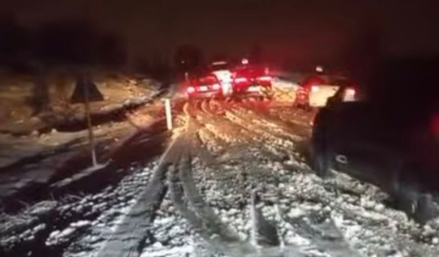Şırnak Yolu Kapanınca Sürücüler Yolda Kaldı