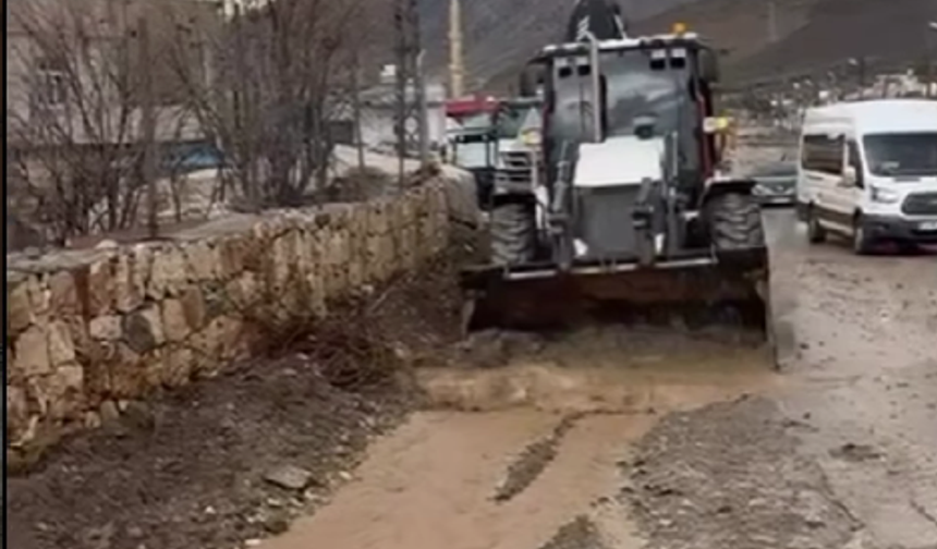 Kasrik'te Sel Sonrası Özel İdare Ekipleri Seferber Oldu!