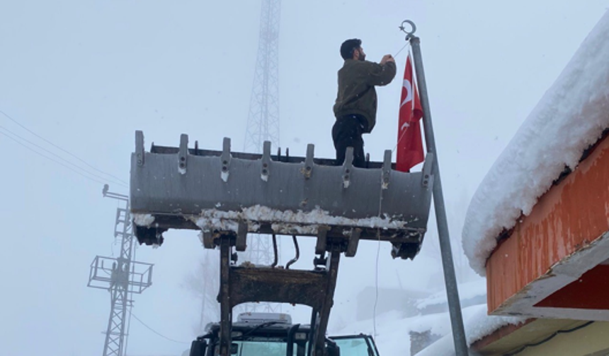 Şırnak'ta Düşen Türk Bayrağına Kepçeli Müdahale