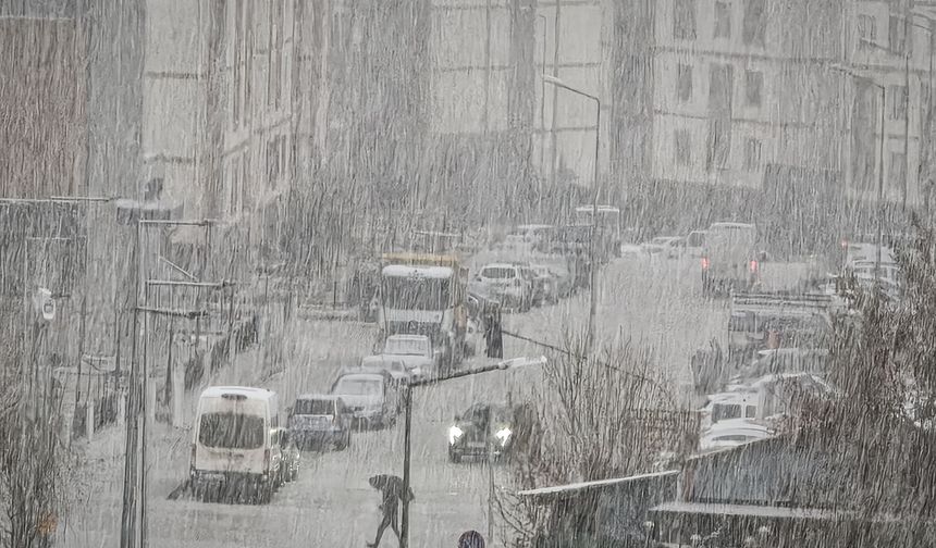 Nisan Öncesi Kış Geri Döndü! Şırnak’ta Dolu Yolları Kapattı
