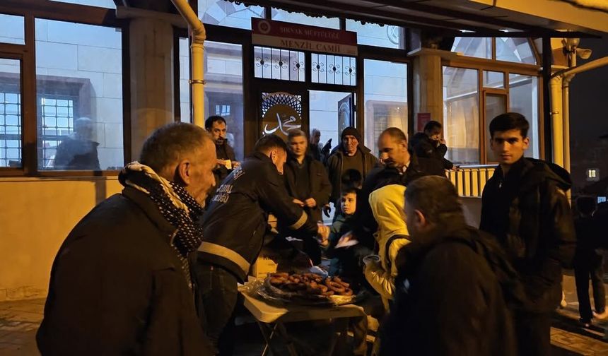 Şırnak’ta Teravih Sonrası Vatandaşlara Tatlı İkramı