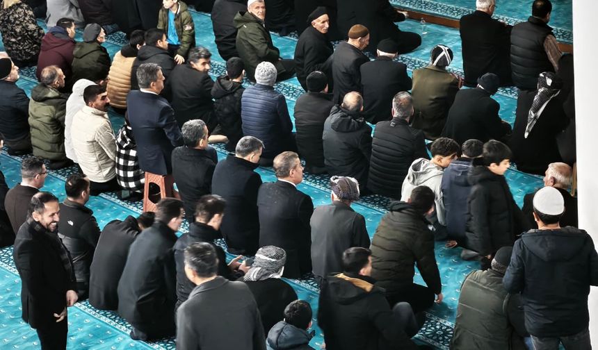 Bakan Çiftçi Şırnak’ta teravih namazını vatandaşlarla kıldı