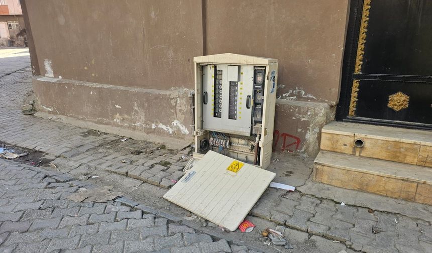 Cizre Sokaklarında Açıkta Kalan Panolar Tehlike Saçıyor