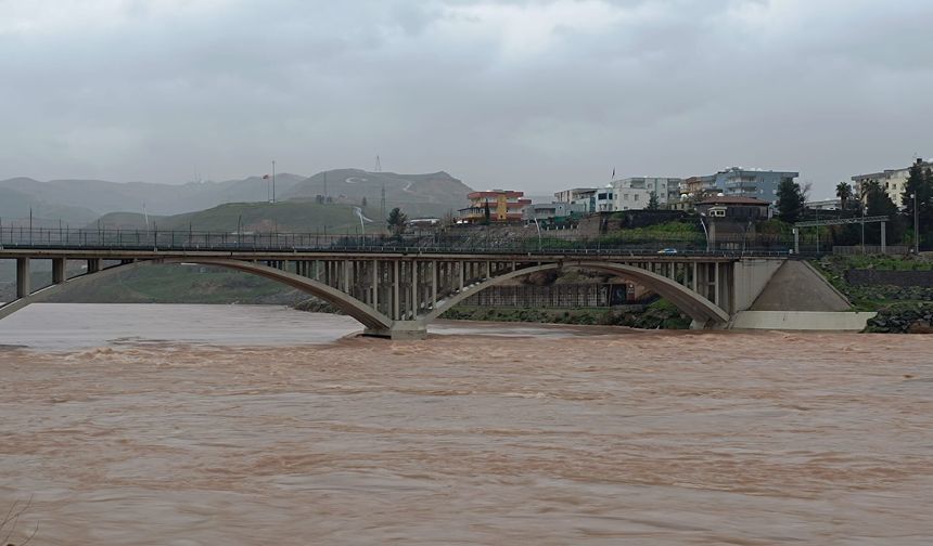 Cizre’de Dicle Nehri Kızıla Büründü