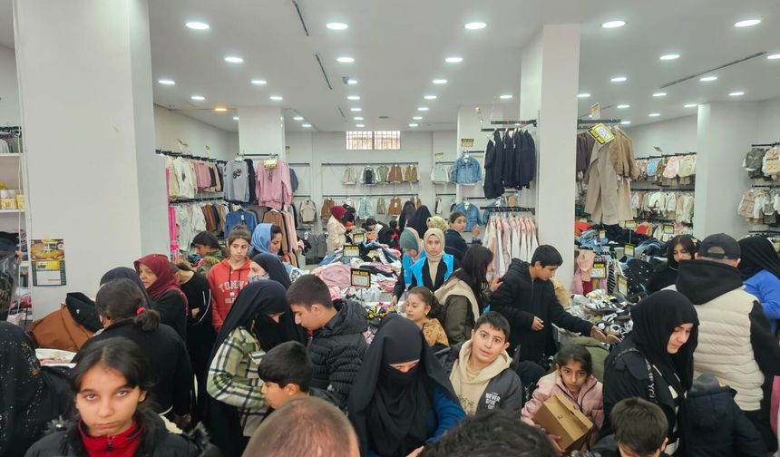 Cizre’de Bin Yetim Çocuğa Bayramlık Sevinci