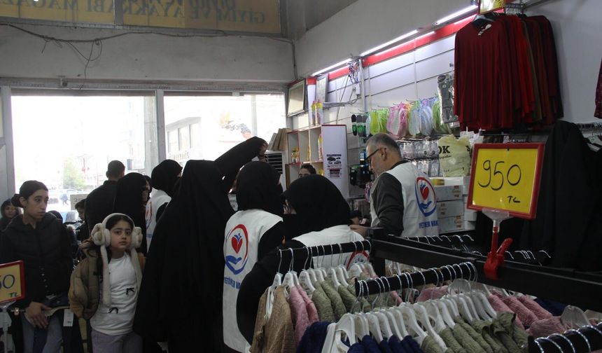 Cizre'de Bayram Öncesi Yüzlerce Çocuğun Yüzü Güldü