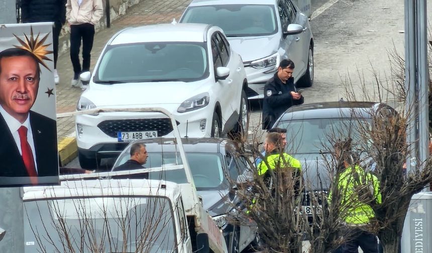 Şırnak'ta Maddi Hasarlı Kaza, İki Araç Birbirine Girdi!