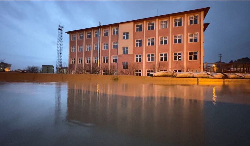 Aşırı yağış bir okulu sular içinde bıraktı