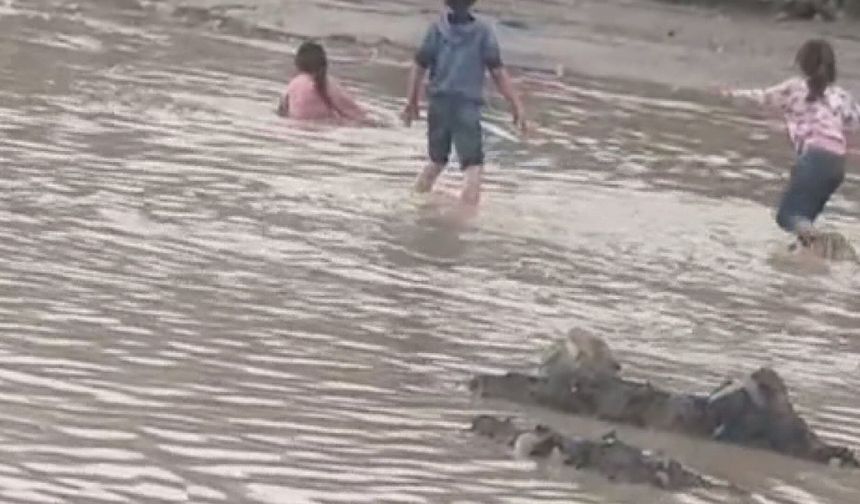 Şırnaklı çocukların tehlikeli oyunu sel sularında oynadılar