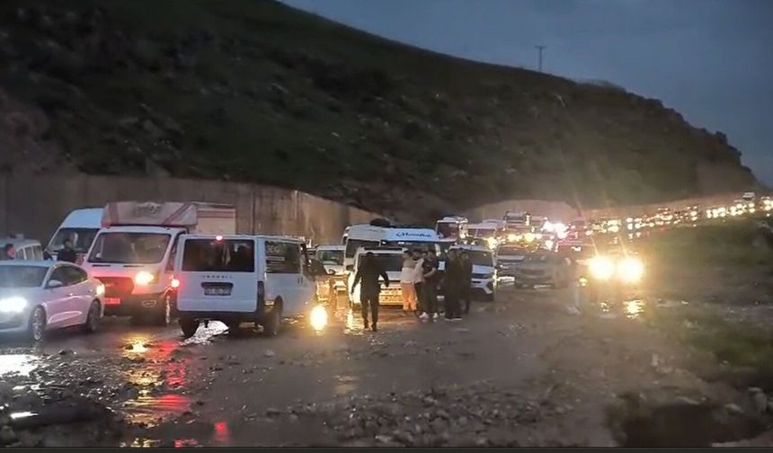 Cizre’de heyelan yolu kapattı, çok sayıda araç mahsur kaldı