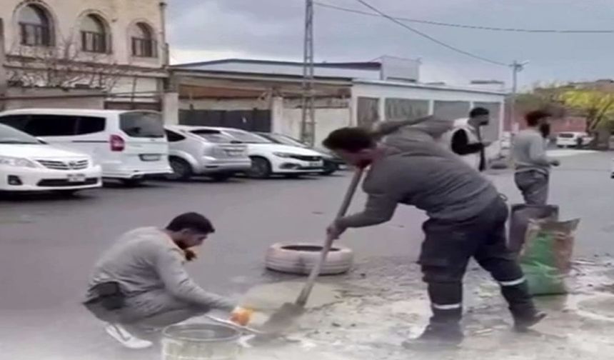 Esnaf yoldaki çukurları kendi imkanlarıyla kapatıyor