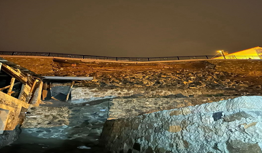 Seyir terası altındaki bölgede heyelan, 2 konut boşaltıldı