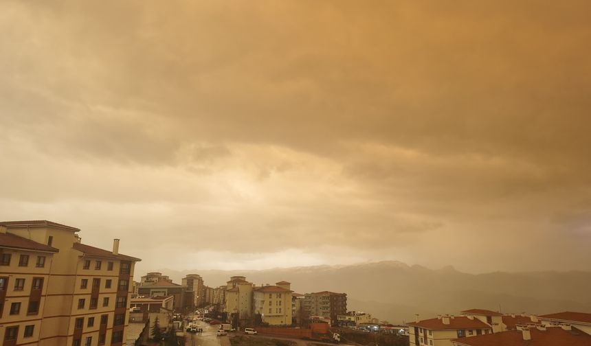 Şırnak'ta Sağanak Yağışla Birlikte Gökyüzü Turuncu Oldu!