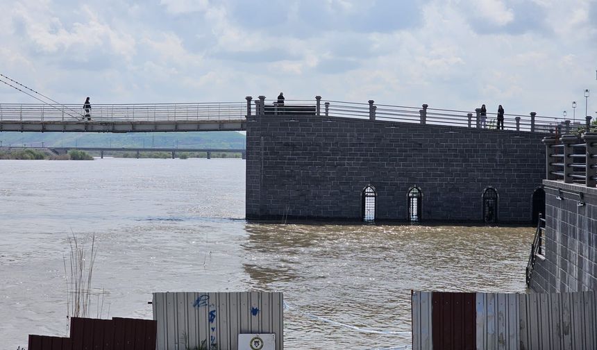 Dicle Nehri’nde Su Yükseldi, Kıyı Alanlar Kapatıldı