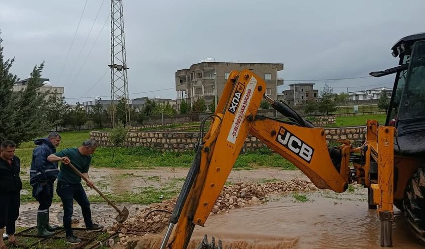 Silopi'de Sağanak Mesaisi, Belediye Ekipleri Sahaya İndi