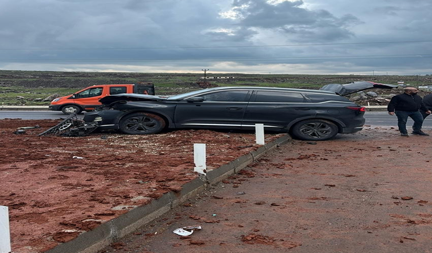 İki otomobil çarpıştı, 8 kişi yaralandı