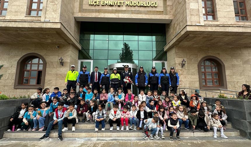 Minik Öğrencilerden Cizre Emniyetine Anlamlı Ziyaret