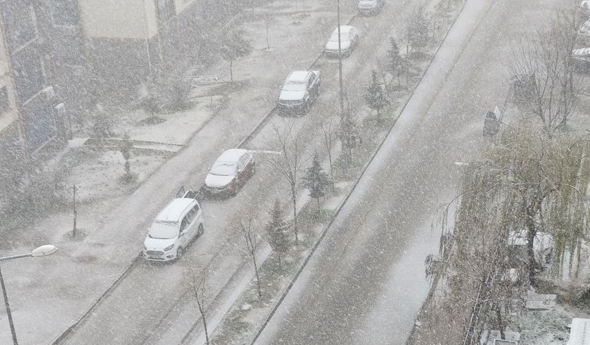 Şırnak'ta Nisan Ayında Kar Yağışı, Şehir Beyaza Büründü