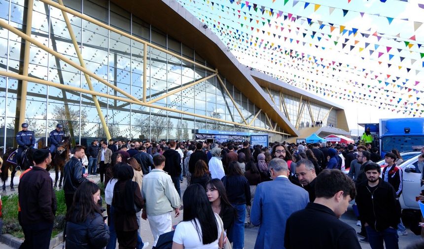 Şırnaklı Gençler Van'da, Dev Kariyer Fuarı Kapılarını Açtı