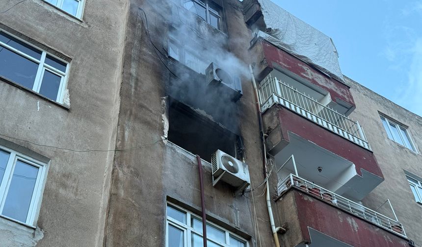 Ev yangınında İtfaiye eri ve  2 kişi dumandan etkilendi
