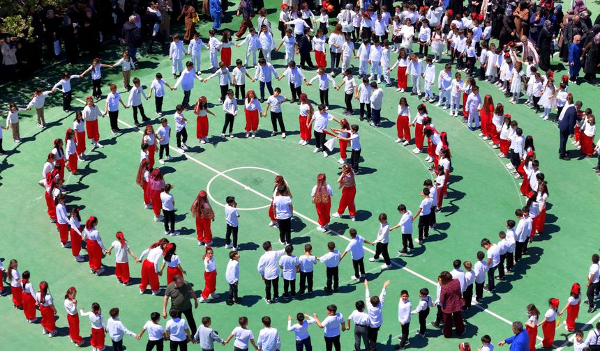 Rekor halay halkası,500 kişi aynı anda düz halay oynadı