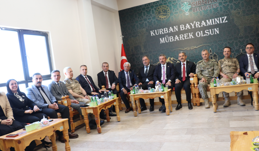 Şırnak’ta Bayramlaşma, Protokol Halkla Tek Tek Bayramlaştı