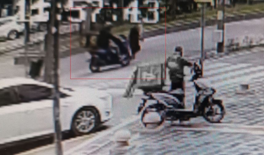 Motosikletin yayaya çarpma anı kamerada