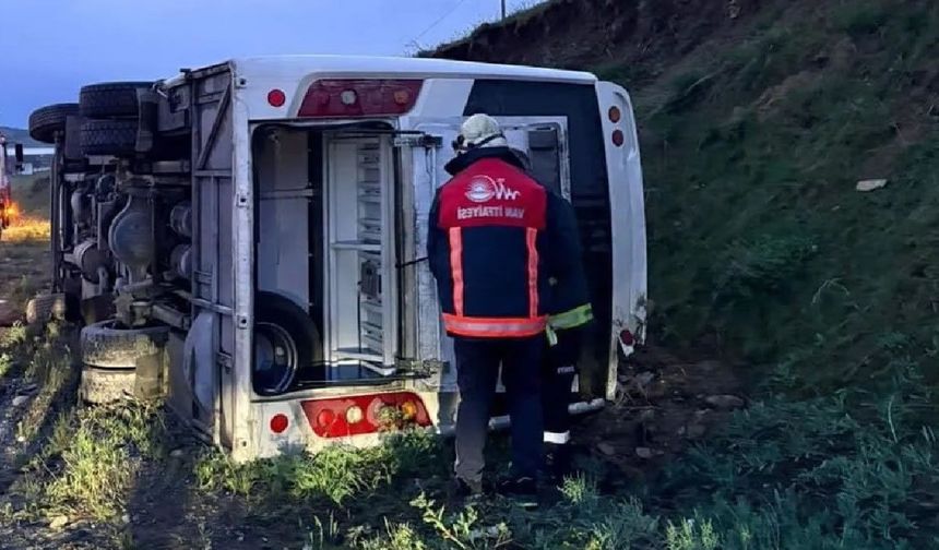 Emniyet personelini taşıyan midibüs devrildi, 4 yaralı