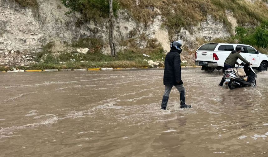 Fırat Nehri taştı, her yeri su bastı
